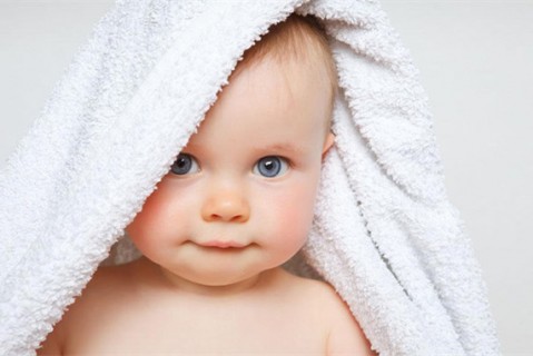 初乳很黄是不是不干净不可以喝？母乳怎么喂养长春捐卵宝宝？